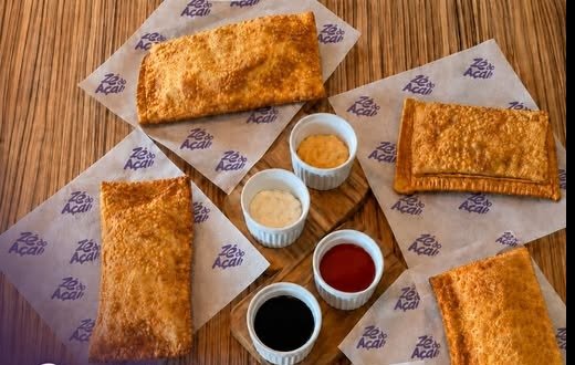 Pastéis com os molhos especiais do Zé