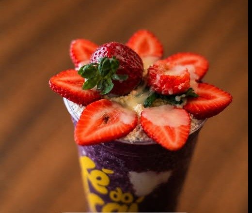 Copo de açaí coberto com morangos frescos