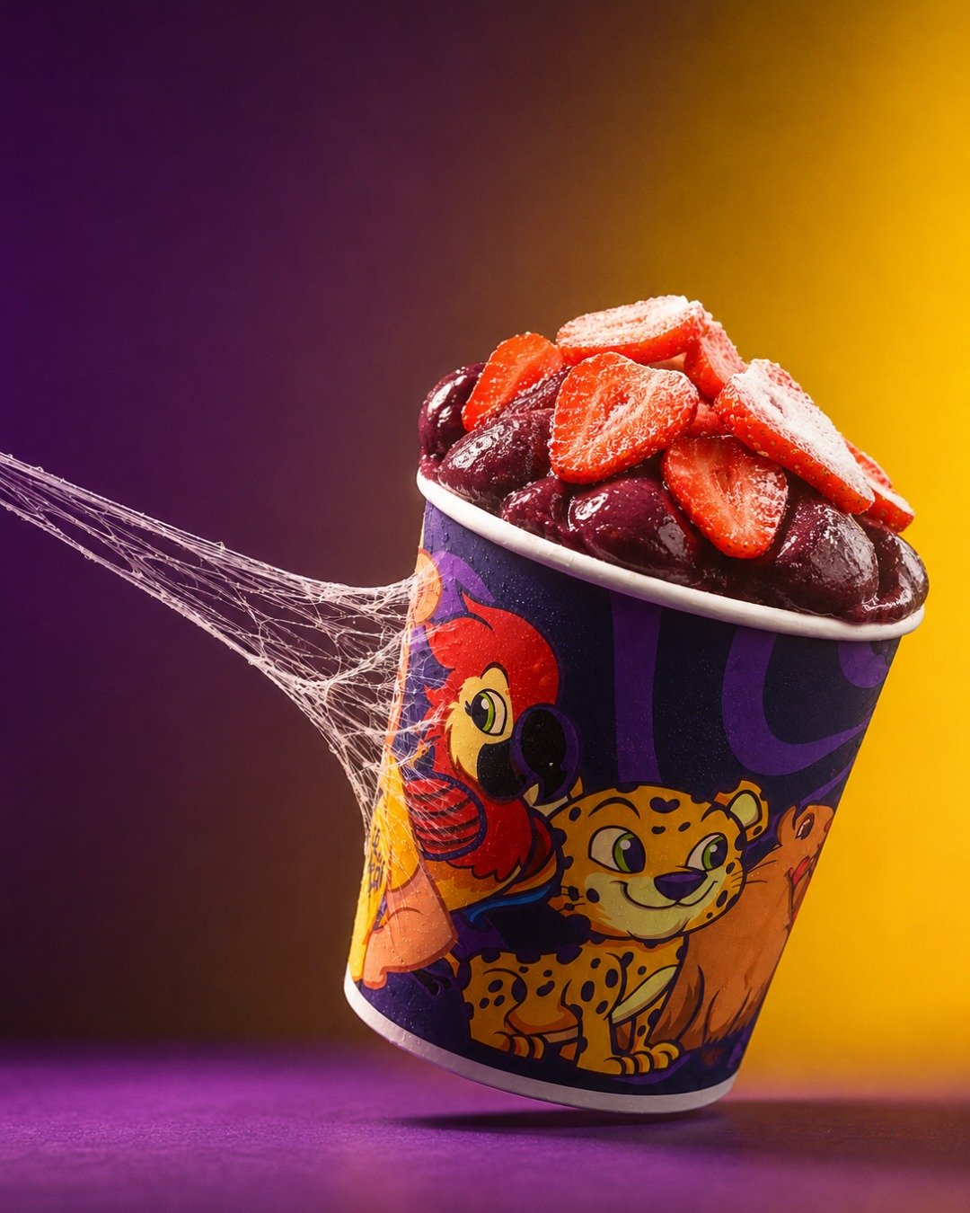 Copo temático da Zé do Açaí com morangos