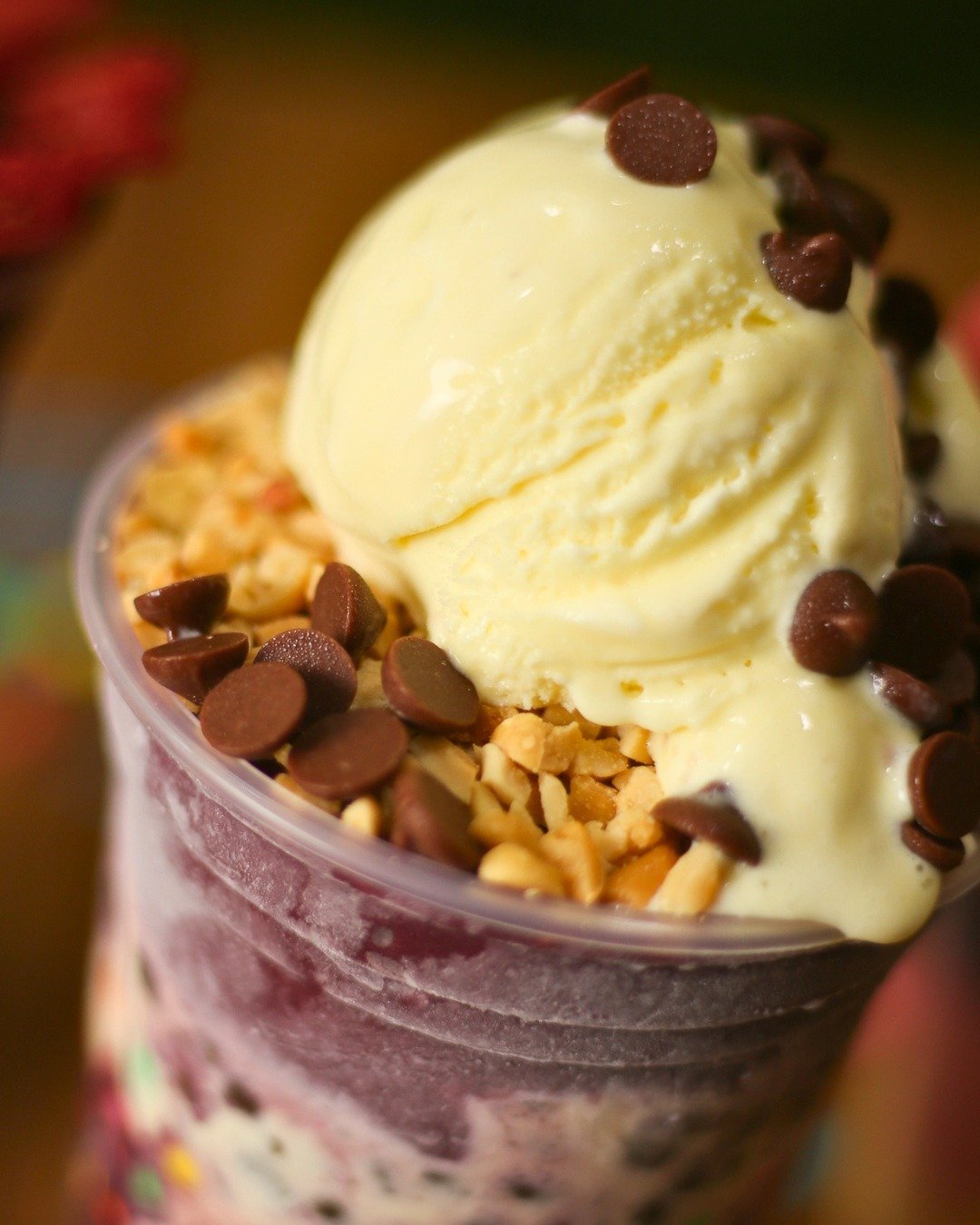 Açaí com sorvete, chocolates e amendoim