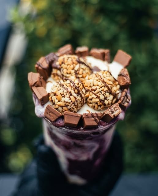 Copo de açaí com chocolate e amendoim