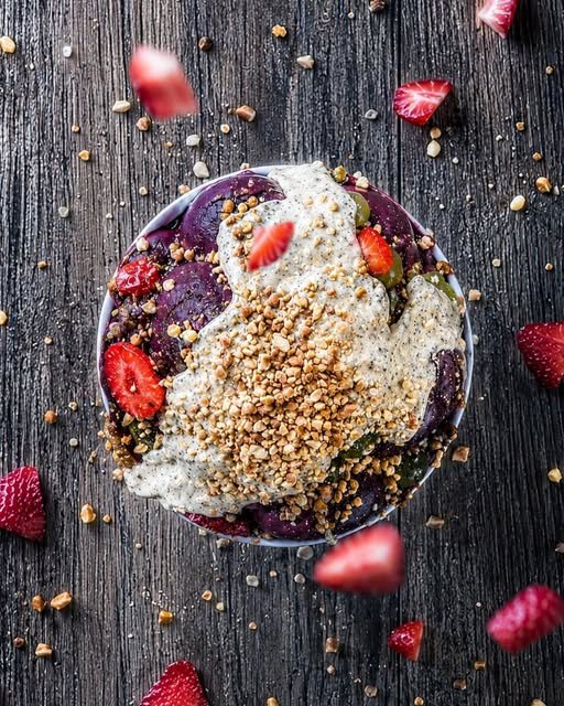 Tigela de açaí com frutas e complementos